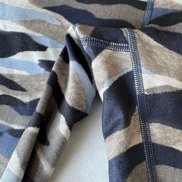 Lululemon Leggings Womens 2 Blue Gray Midi Camo Activewear Color-Block Logo Gym - Picture 5 of 6